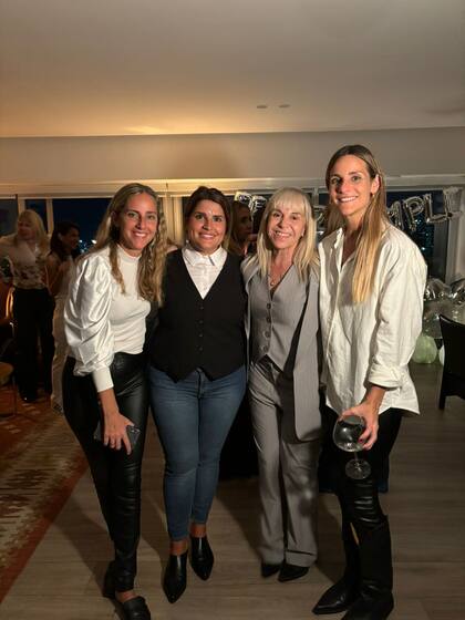 María Paz y María Josefina Ludueña, se sumaron a las amigas de su hermana María Belén, entre ellas Claudia Villafañe