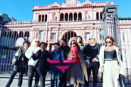 María Pilar Jiménez junto a otras referentes en el frente de la Casa Rosada