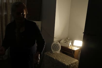 María, quien no quiso dar su apellido, vive en el edificio ocupado que no tenía luz