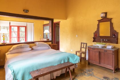 María recibe huéspedes en habitaciones con baño privado en la Casa del Roble.