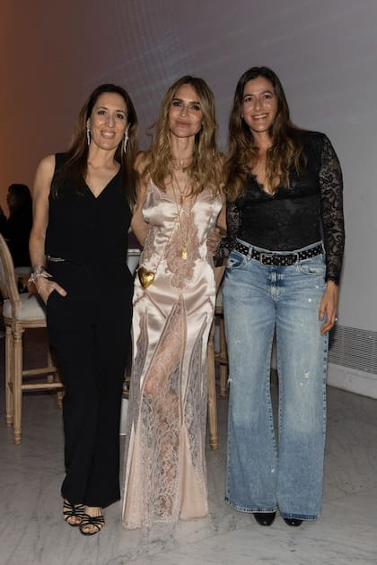 María rodeada por dos íntimas amigas, María Inés Haas y Sofía Rocco