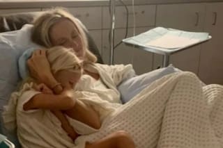 Atribuyó su mal olor al cansancio de la maternidad, pero descubrió que tenía cáncer de mama: “Me salían moretones con facilidad”