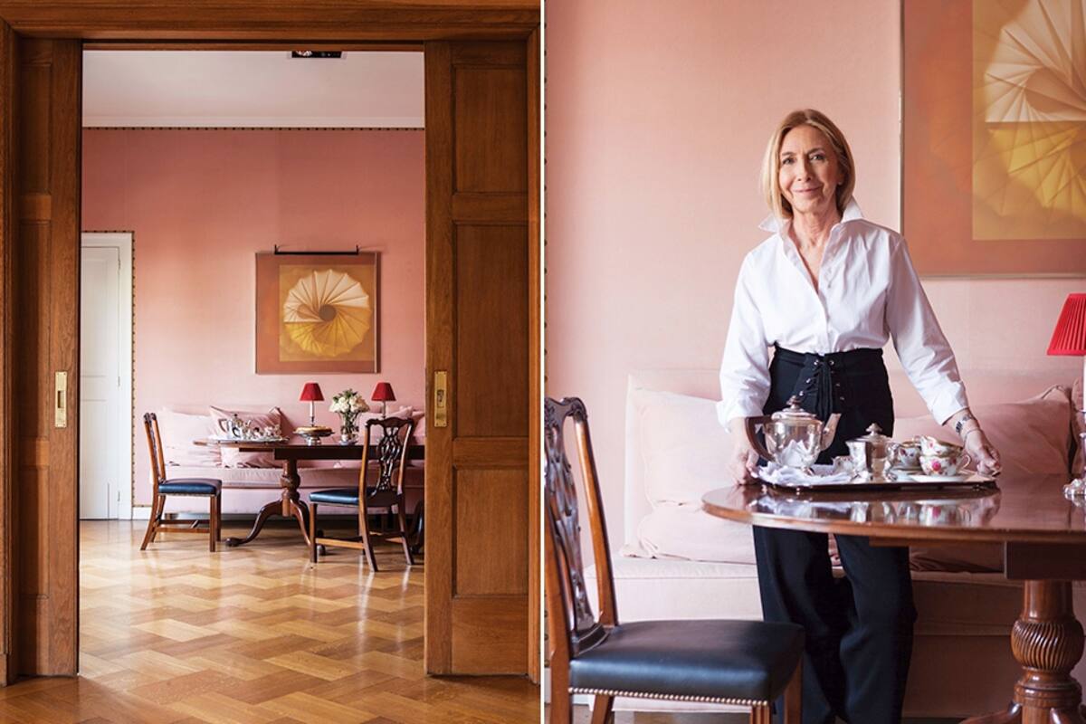 María Silvia frente a una obra de María Noel, una de sus artistas favoritas