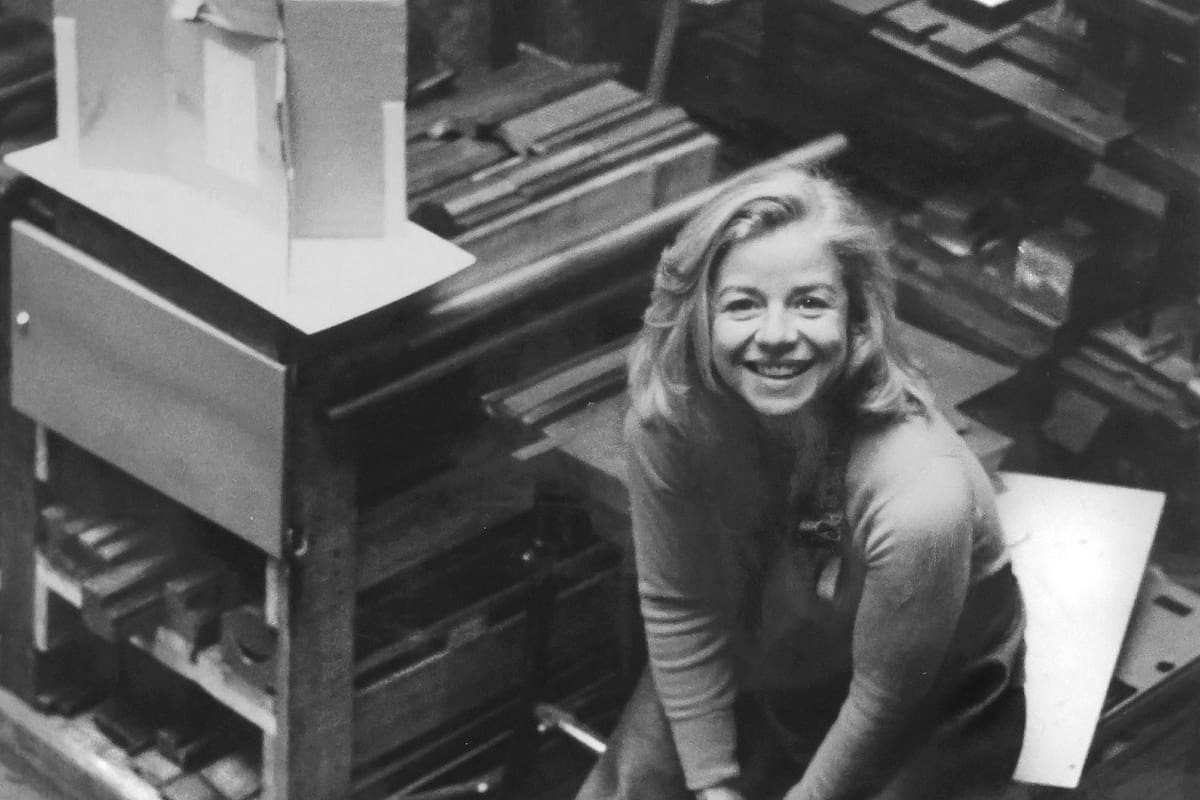 Maria Simon en su taller, con una de las cajas que le servían de inspiración