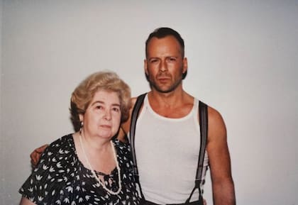 Maria Snoeys-Lagler junto a Bruce Willis (Foto: Facebook @opnieuwenco)