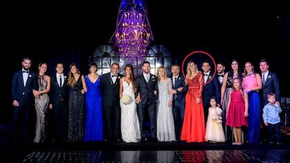 María Sol y Julián junto a su familia en el casamiento de Anto Roccuzzo y Lionel Messi (Foto: Andrés Preumayr)