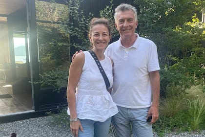 María Soledad Acuña junto a Mauricio Macri, en Cumelén; el expresidente regresará esta semana a Buenos Aires