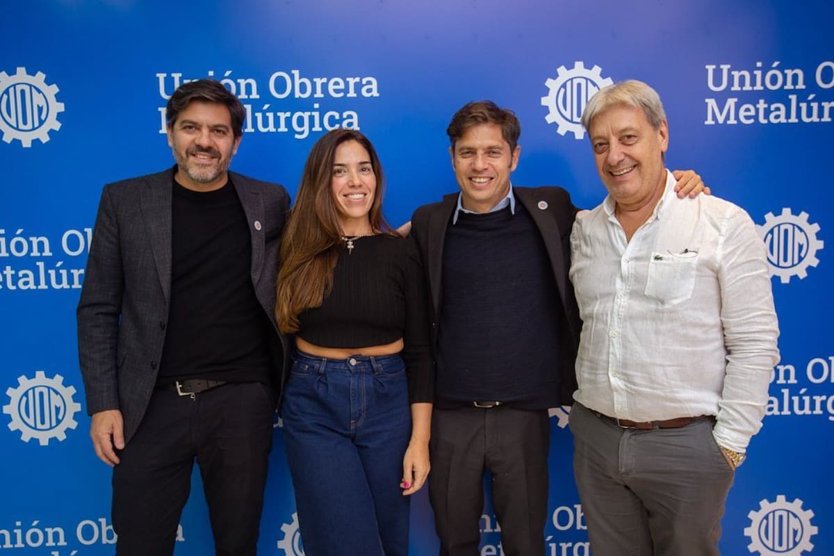 María Soledad Calle, la compradora del departamento de abajo de Cristina Kirchner, junto con Carlos Bianco, el gobernador Axel Kicillof y el sindicalista Abel Furlán