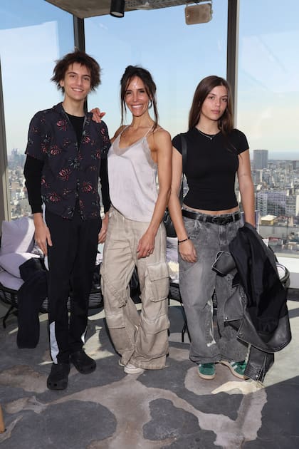 María Susini con sus hijos Moro e India Arana.