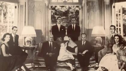 María Teresa de Luxemburgo en brazos de su abuela materna, María Teresa Batista-Falla y Bonet; a su derecha: Agustín Batista y González de Mendoza, abuelo materno; a su izquierda, Víctor Batista, tío materno. De pie, de izquierda a derecha: Laureano Batista, Julio Batista, tíos maternos. A la izquierda: Celia Cifuentes y su marido, Agustín Batista, tío materno. A la derecha: José Antonio Mestre y María Teresa Batista-Falla de Mestre, padres de S.A.R. la Gran Duquesa; Antonio Mestre, hermano mayor. Del álbum familiar de la Gran Duquesa