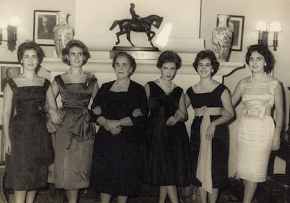 María Teresa Ocantos, Josefina Ocantos, María Luisa Ocantos, Isabel Ocantos y Ana Rosa Ocantos, junto a su tía Ana Ocantos Acosta, hermana de Eduardo Ocantos Acosta (Gentileza Mariana Ocantos)