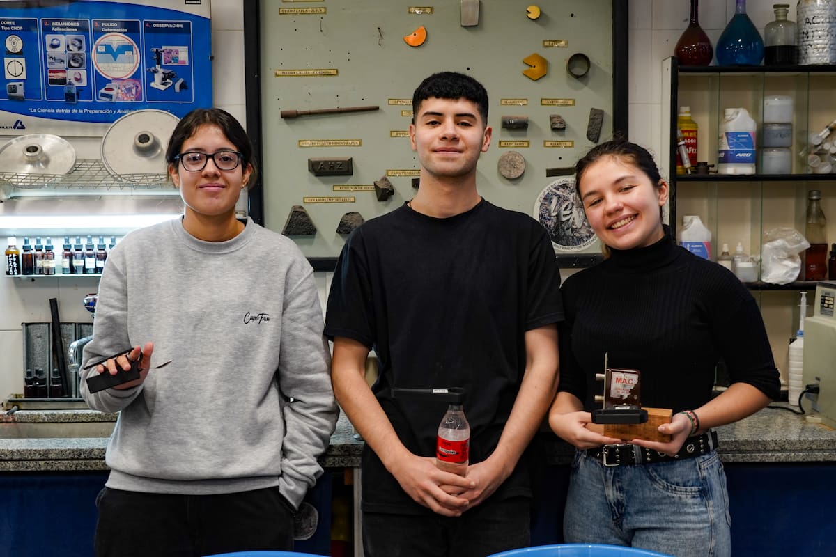 María Torres Borda, David Coria y Camila Mansilla (derecha) alumnos que forman parte del proyecto APER