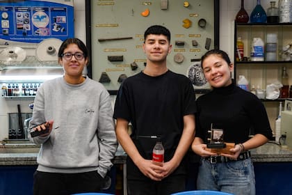 María Torres Borda, David Coria y Camila Mansilla (derecha) alumnos que forman parte del proyecto APER