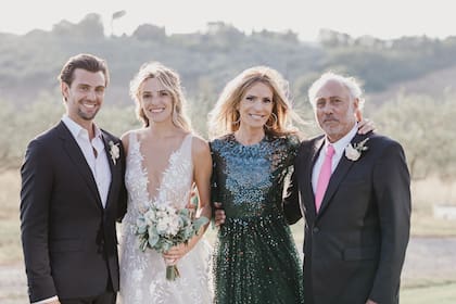 María Toscana y Xander Alari-Williams posan junto a Rossella y el productor de televisión. “Todo esto fue muy movilizador para Gustavo y María, por la historia que tienen cada uno; él perdió a una hija – Romina Yankelevich murió en 2010–, y ella perdió al papá –Jorge Garfunkel– cuando era muy chica”, dijo Rossella.