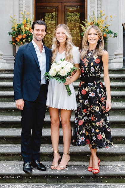 María Toscana y Xander Alari-Williams se casaron en la mañana del 20 de julio en el Old Marylebone Town Hall, Londres. Ella lució un vestido corto de Azzedine Alaïa. Su madre optó por un diseño de largo midi con flores bordadas de Oscar de la Renta, colección otoño-invierno 2020/2021.
