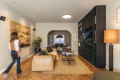 María Toucon es una artista uruguaya que trabaja en grandes formatos. La dimensión de esa obra funcionaba a la perfección en tamaño y paleta de color para este espacio. Lámpara de pie de madera negra (Watt Studio Lighting). Alfombra de yute (Galpón Imports). Sofa Tufa camel de cuero (Divino).