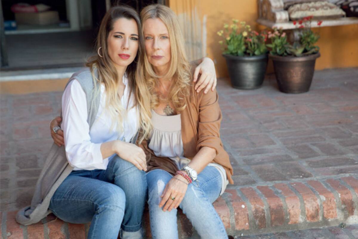 María Valenzuela junto a su hija Malena