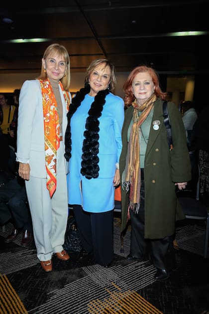 María Victoria Alcaraz junto a Eugenia Rossi, presidenta de la Fundación Rossi, y Teresa González Fernández