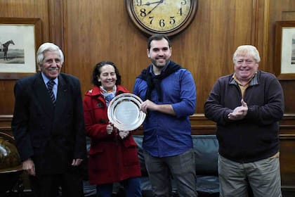 María, Walter Suárez (derecha) y el propietario de Fortino Key, con Jorge Iglesias, de Palermo; el último triunfo clásico de la entrenadora y su marido