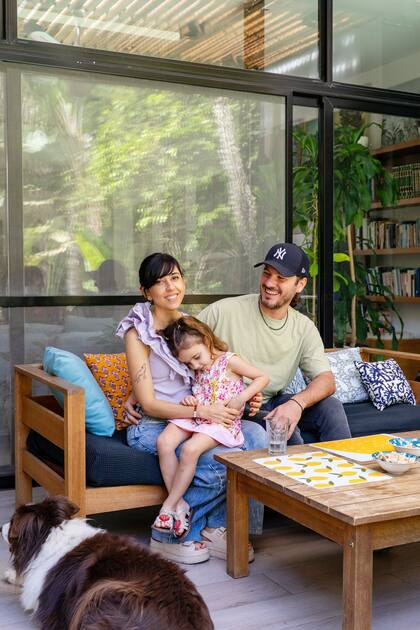 María y Giuliano con una de sus tres hijas y con uno de sus dos perros