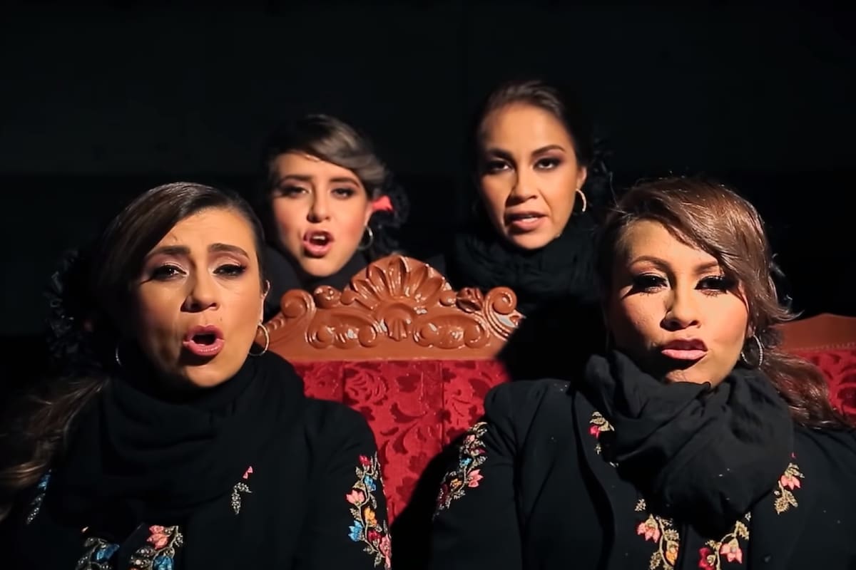 Mariachi Femenil Innovación Mexicana es el nombre de la agrupación que interpreta versiones "rancheras" de las más diversas canciones (YouTube)