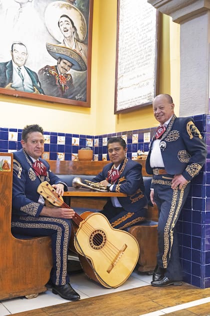 Mariachis descansan entre tema y tema en el Salón Tenampa, tradicional cantina de la plaza Garibaldi.