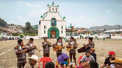 Mariachis frente a la iglesia de San Juan Chamula.