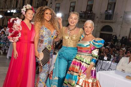 Mariah Carey junto a otras personalidades como Helen Mirren, en el desfile de aniversario de Dolce & Gabanna
