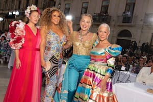 Mariah Carey junto a otras personalidades como Helen Mirren, en el desfile de aniversario de Dolce & Gabanna