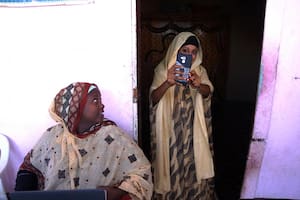 Mariam Kako (izquierda) nació en Arhiba, un suburbio de la ciudad de Djibouti, en África; con solo cinco años fue sometida a la mutilación genital femenina.