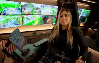 Marian Meza Chavira está aprendiendo a pilotar robots submarinos desde un centro de control remoto