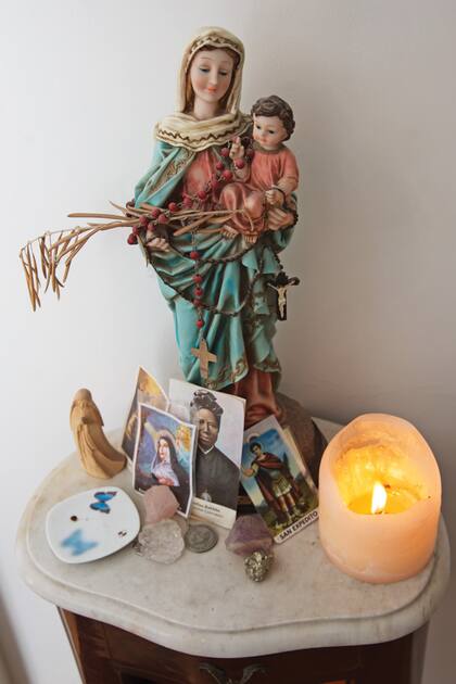 Un pequeño altar a la Virgen, en un rinconcito del cuarto. “Lo inauguramos cuando tuvimos un problema de salud en la familia. Mi tía Susana Miceli me mandó la Virgen y hoy hay varios santos. Cada mañana, prendo una vela”, revela