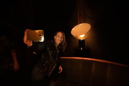 Mariana Alves, recién llegada de Brasil, en una parada del itinerario nocturno.