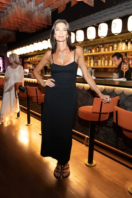 Mariana Arías y su inconfundible elegancia con un vestido largo y finos breteles y sandalias chatas.
