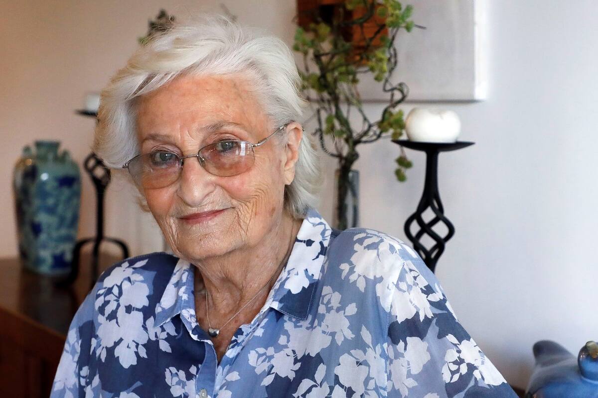 Mariana Biro vive en la casa de su infancia, donde se crió junto a su padre, el inventor más conocido del país