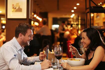 Mariana Comolli y Jorge Gentile cenan solos en Sexto Brasserie