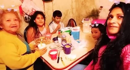 Mariana, de rosa, durante un desayuno en familia.