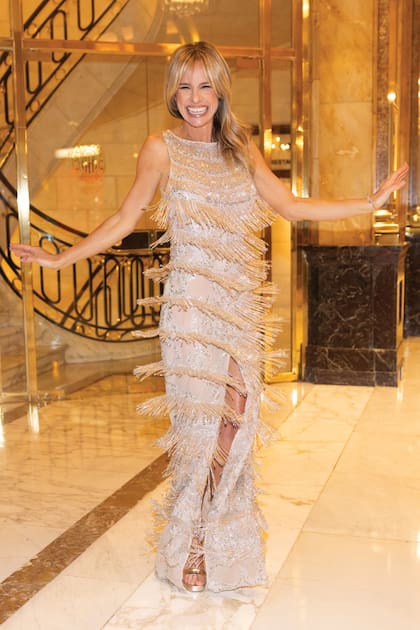 Mariana Fabbiani es otra de las figuras con asistencia perfecta en Fundaleu. La conductora impactó con un vestido joya de alta costura de Gabriel Lage, con 2380 tiras de flecos de cristal. Lo acompañó con sandalias Ricky Sarkany