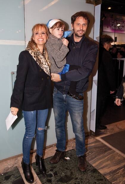 Mariana Fabbiani y Mariano Chihade sorprendieron a su pequeña Matilda con una salida de a tres