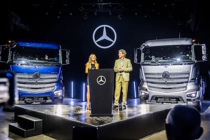 Mariana Fabiani y Roberto Faist presentan el nuevo camión Axor de Mercedes-Benz.
