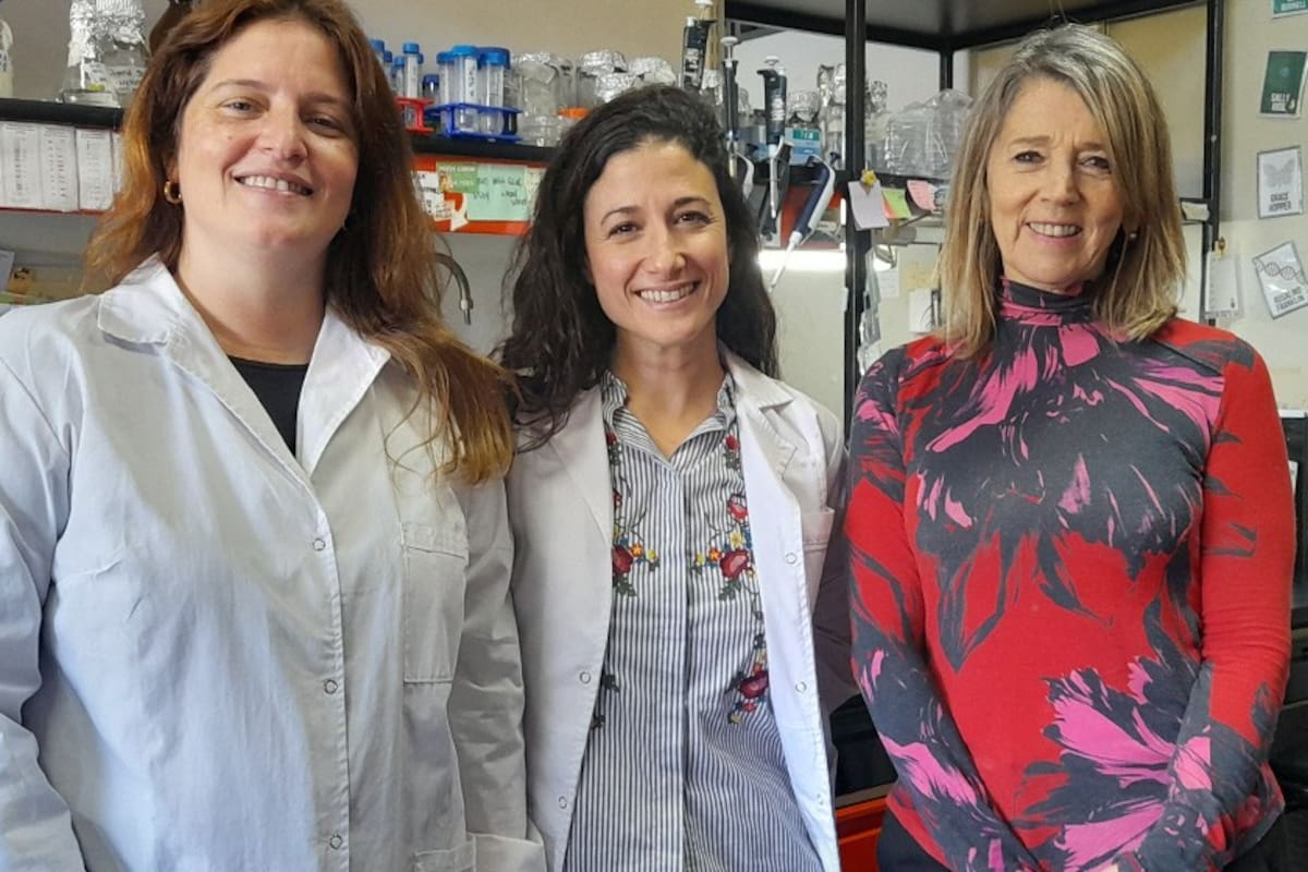 Mariana Ferrero, Magalí Bialer y Ángeles Zorreguieta en el laboratorio