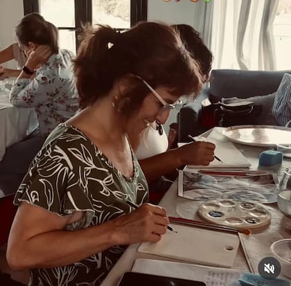 Mariana Genoni da clases de cerámica en su tiempo libre; en el estudio de su casa recibe a sus amigas para hacer piezas