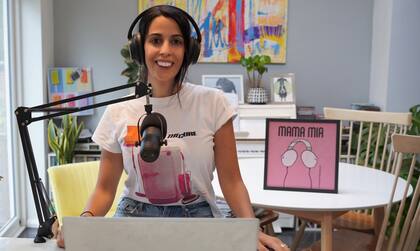 Mariana grabando el podcast.