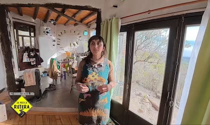 Mariana hizo su casa con barro y 12 parabrisas de auto
