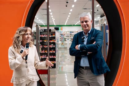Mariana Ibero, sponsor de Farmacity, y Sebastián Miranda, CEO de la compañía, durante la apertura en la peatonal Florida.