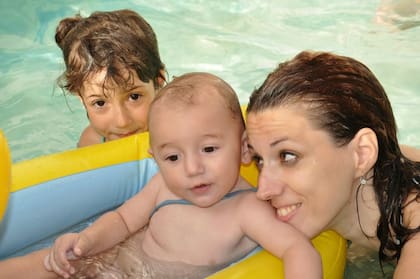 Mariana junto a sus dos hijos mayores.