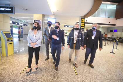 Mariana Juri, ministra de Turismo de Mendoza, junto a las autoridades del aeropuerto local, durante la recepción del primer vuelo.