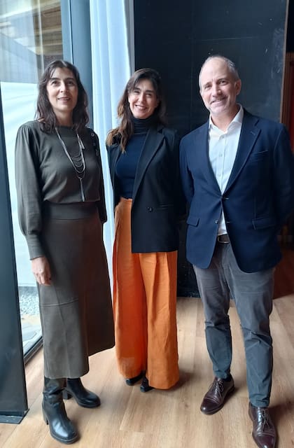 Mariana Kratochwil, Teresa de Elizalde y Gervasio Marques Peña, en el cóctel que se ofreció a los arquitectos, diseñadores y auspiciantes de Experiencia Living Bliss Bs. As.