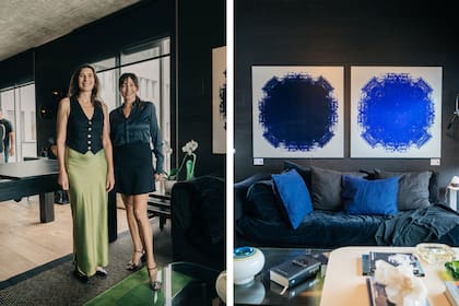 Mariana Kratochwil y Leticia Rocco, al frente de Estudio 11.11. En gran contraste con el negro, una alfombra vintage de Churba y los cuadros de Fernando Poggio (Diderot.art).
