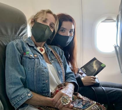 Mariana, la viuda del Gato Dumas y su hija Olivia